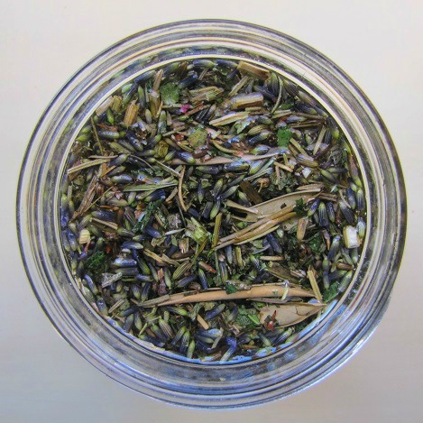 How to Make (and Use) an Herbal Infusion | Herbal infusions are one of the most basic, yet effective, methods of using herbs. They can be infused in water, oil, or vinegar to produce healing remedies, or eaten in tasty dressings and condiments. Wonderful and simple! | GNOWFGLINS.com
