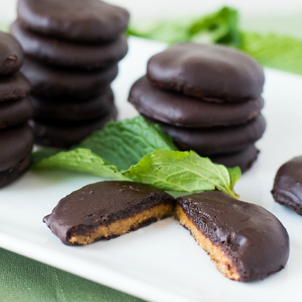 Homemade Peppermint Patties | Today, I'm really thrilled to share my homemade peppermint patties -- a treat my family loves. Only I've made them a little more nutritious. Enjoy the minty freshness -- not only will you catch the attention of your loved ones' taste buds, you'll give them a relatively healthy sweet treat! | GNOWFGLINS.com