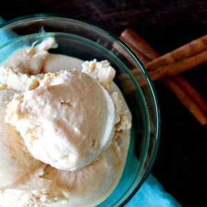 Roasted Cinnamon Peach Probiotic Gelato | Can ice cream be a health food? Um, YES! This hybrid of creamy gelato and frozen yogurt will keep your good little tummy bugs and your summer sweet tooth happy. And my favorite thing about this recipe is the caramelized roasted peaches! | TraditionalCookingSchool.com