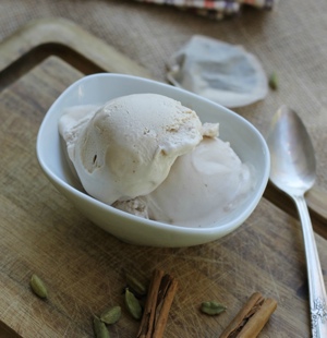 Chai Chocolate Chip Ice Cream | While autumn is definitely imminent, summer is still going full force for at least half of the time. And believe me, there is no desire for hot drinks or baked goods on those hot days. Thankfully I came up with a solution: fall-infused iced treats! | GNOWFGLINS