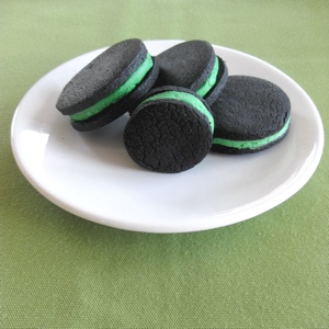 With St. Patrick's Day just around the corner, it's fun to see how new recipes can be "green-ified". Like my standard homemade Oreos. I turned the filling (natural) green, which made me think of grasshopper mint ice cream, so I added a bit of peppermint to the mix as well! | TraditionalCookingSchool.com