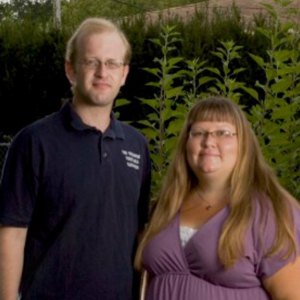 They grew up gardening, each of them. One in the country, one in the city. And when they met and married, their common interest became their favorite past-time. Today, Holly joins me to share some really great tips about organic vegetable gardening. Listen in! Plus... the tip of the week! | KnowYourFoodPodcast.com/105