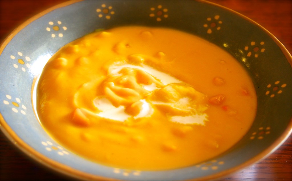 boule de soupe crémeuse de couleur orange avec des grains de maïs