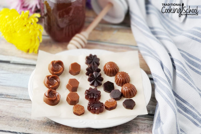 Karamellfarbene selbstgemachte Bonbons auf einem Teller